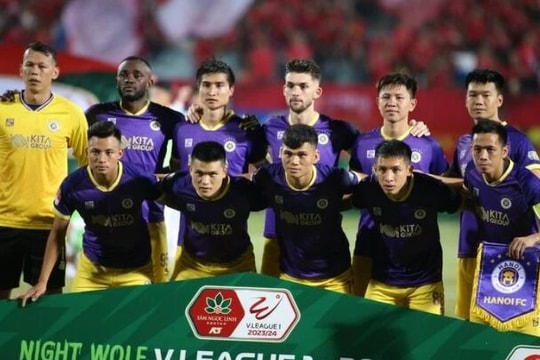 Hà Nội FC đối mặt lịch thi đấu dày đặc giữa cơn khủng hoảng; Đoàn Văn Hậu sang Singapore chữa chấn thương