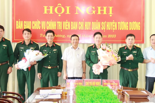 Bàn giao chức danh Chính trị viên Ban Chỉ huy Quân sự huyện Tương Dương
