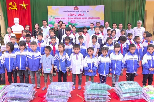 Hội Đồng hương Nghệ An tại Hà Nội tặng quà cho học sinh tại huyện Quế Phong