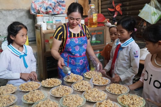 Vì sao nhiều trường học không mặn mà tổ chức bữa ăn bán trú?