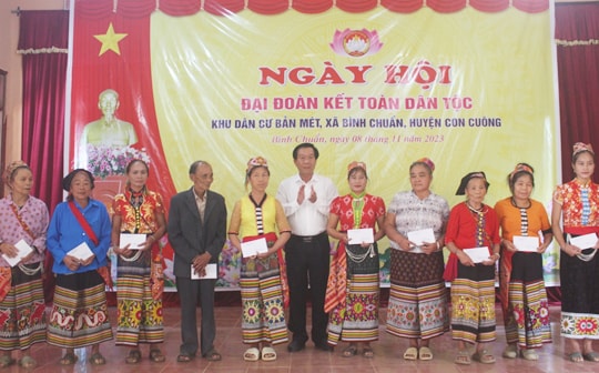 Trưởng Ban Tổ chức Tỉnh ủy dự Ngày hội Đại đoàn kết ở bản Mét, huyện Con Cuông