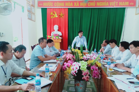 Phó Chủ tịch HĐND tỉnh kiểm tra việc thực hiện Quy chế dân chủ cơ sở tại Quế Phong