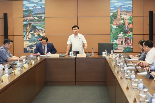 Đoàn đại biểu Quốc hội Nghệ An thảo luận tại tổ về 2 dự án luật