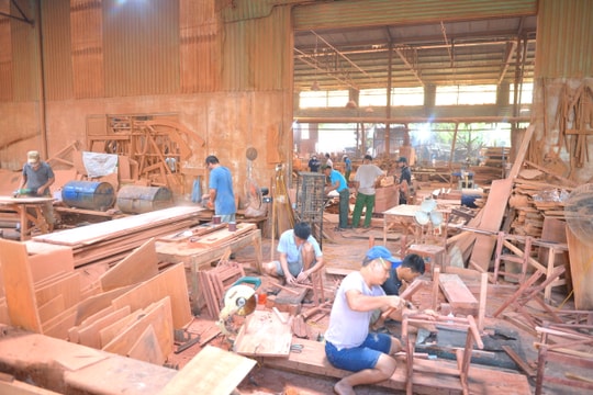 Các làng nghề mộc ở Nghệ An xoay xở tìm đầu ra cho sản phẩm 