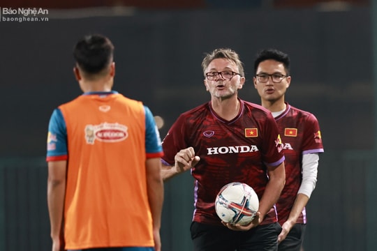 Huấn luyện viên Troussier trải lòng trước ngày đội tuyển Việt Nam lên đường tham dự vòng loại World Cup 2026