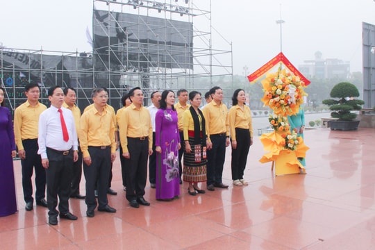 Ban Tổ chức Chương trình 'Ngày hội kết đoàn' tỉnh Nghệ An dâng hoa tưởng niệm Chủ tịch Hồ Chí Minh 