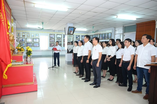 Báo Nghệ An dâng hương tưởng niệm Chủ tịch Hồ Chí Minh