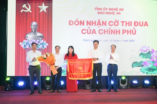 Báo Nghệ An đón nhận Cờ Thi đua của Chính phủ