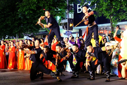 Rực rỡ sắc màu văn hoá các dân tộc tại phố đi bộ Vinh