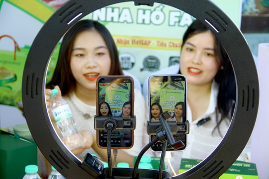 Doanh nghiệp Nghệ An thử nghiệm livestream bán hàng trên phố đi bộ