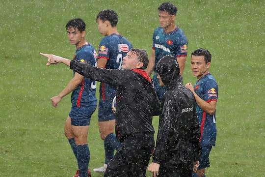 HLV Philippe Troussier loại 3 cầu thủ trước ngày lên đường sang Philippines