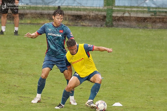 Tuyển Việt Nam đội mưa 'luyện công' chờ đấu Philippines 