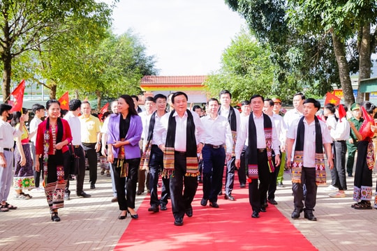 Ủy viên Bộ Chính trị Nguyễn Xuân Thắng chung vui Ngày hội Đại đoàn kết toàn dân tộc ở xã vùng cao biên giới tại Nghệ An