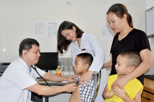 Bệnh viện Tim Hà Nội khám sàng lọc bệnh tim bẩm sinh cho gần 1.500 trẻ em Nghệ An