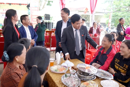 Phó Chủ tịch Hội đồng nhân dân tỉnh tham dự Ngày hội Đại đoàn kết tại thị xã Thái Hoà