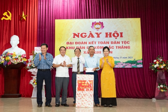 Chủ tịch Ủy ban Mặt trận Tổ quốc tỉnh dự ngày hội Đại đoàn kết và trao tặng Huy hiệu Đảng tại huyện Nghi Lộc