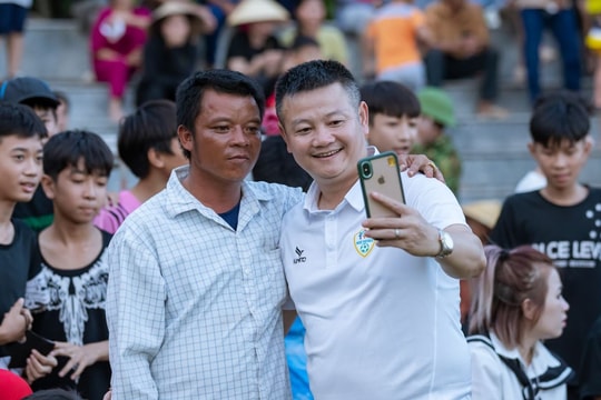 Văn Quyến cùng các cựu sao Sông Lam Nghệ An thi đấu thiện nguyện tại Diễn Châu