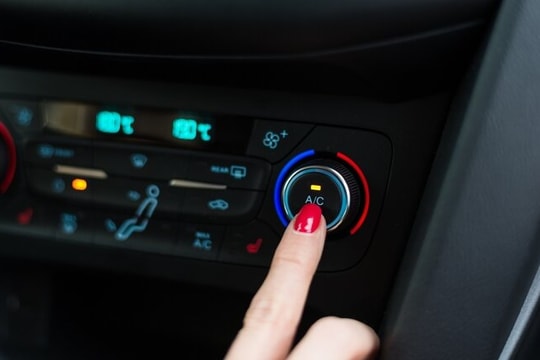 Mẹo ngăn điều hòa ô tô bốc mùi ẩm mốc