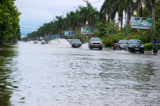 Những tuyến đường nước lên nhanh, rút chậm khi mưa lớn trên địa bàn thành phố Vinh