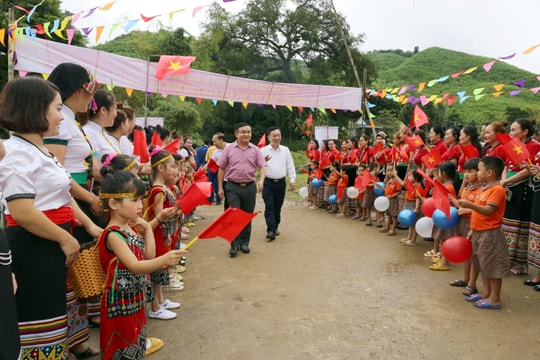 Đồng chí Ngọc Kim Nam vui ngày hội Đại đoàn kết cùng bà con đồng bào Thái huyện Quỳ Hợp