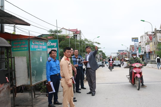 Chính quyền địa phương cần phối hợp với đơn vị quản lý để xử lý các trường hợp vi phạm hành lang an toàn giao thông