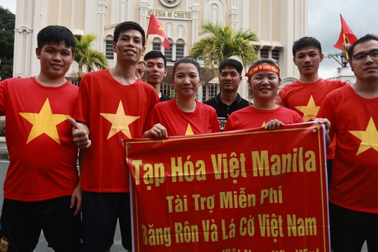 Cổ động viên Việt Nam tại Philippines cắt phép, đổi ca làm việc để đi cổ vũ đội tuyển quốc gia