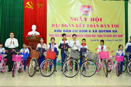 Phó Bí thư Thường trực Tỉnh ủy Nguyễn Văn Thông chung vui Ngày hội Đại đoàn kết toàn dân tộc tại huyện Quỳnh Lưu