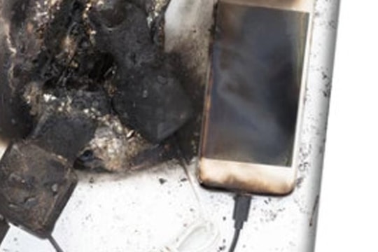 Một nữ sinh cắm sạc điện thoại bị điện giật tử vong