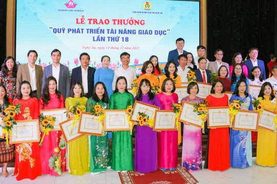 24 giáo viên xuất sắc được trao thưởng 'Quỹ phát triển tài năng giáo dục'