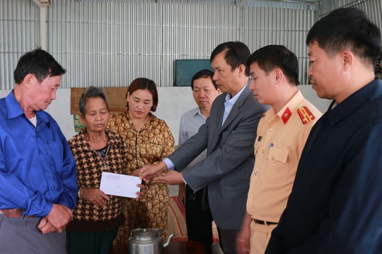 Ban An toàn giao thông tỉnh thăm gia đình nạn nhân tử vong do tai nạn giao thông