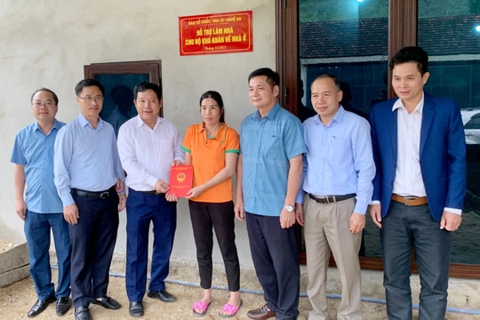 Ban Tổ chức Tỉnh ủy trao tặng nhà tình nghĩa cho 2 hộ nghèo ở xã Châu Nga, huyện Quỳ Châu