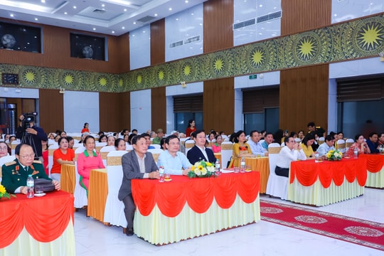 Chủ tịch UBND tỉnh Nguyễn Đức Trung chung vui Ngày hội Đại đoàn kết với nhân dân khối 4, phường Trường Thi (TP.Vinh)