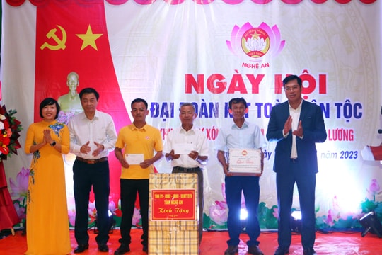 Trưởng ban Nội chính Tỉnh ủy Hồ Lê Ngọc chung vui Ngày hội Đại đoàn kết tại huyện Đô Lương