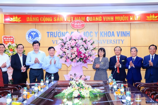 Phó Bí thư Thường trực Tỉnh ủy Nguyễn Văn Thông chúc mừng Ngày Nhà giáo Việt Nam