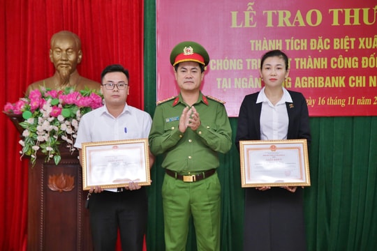 Khen thưởng các tập thể, cá nhân có thành tích trong truy bắt đối tượng cướp tài sản ngân hàng ở thị xã Cửa Lò