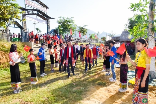 Phó Bí thư Tỉnh ủy Hoàng Nghĩa Hiếu chung vui Ngày hội Đại đoàn kết với người dân bản Bay, xã Nga My huyện Tương Dương