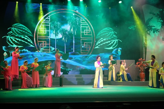Trung tâm nghệ thuật truyền thống tỉnh biểu diễn báo cáo thể nghiệm mới cho làn điệu dân ca