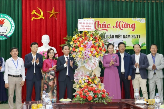 Chủ tịch Ủy ban Mặt trận Tổ quốc tỉnh Nghệ An thăm, chúc mừng các đơn vị giáo dục tại Thị xã Thái Hòa