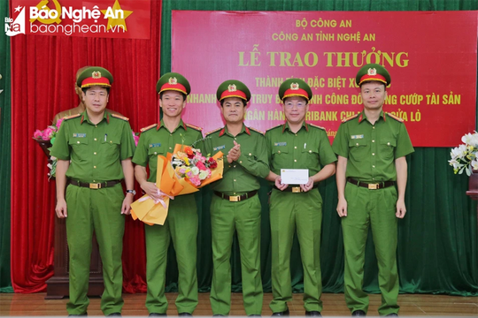 Khen thưởng tập thể và cá nhân có thành tích trong truy bắt đối tượng cướp ngân hàng 
