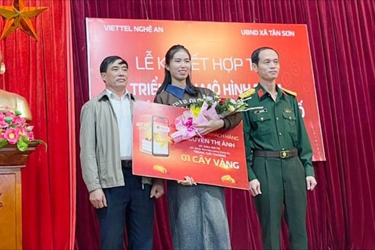 Khách hàng ở Nghệ An trúng thưởng 1 cây vàng trong chương trình ‘Ngày vàng Viettel Money’