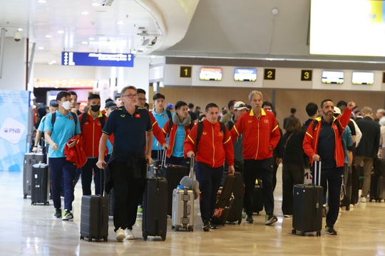 Đội tuyển Việt Nam về nước sau chiến thắng đầu tiên ở vòng loại 2 World Cup 2026