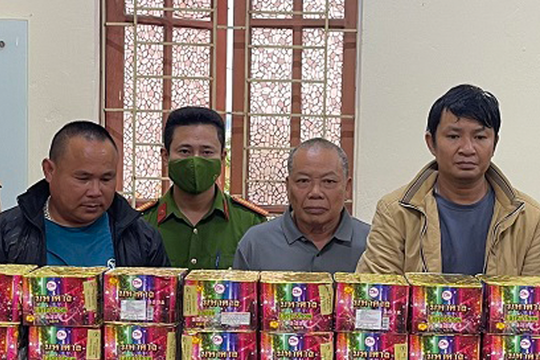 3 đối tượng tàng trữ trái phép số lượng lớn pháo nổ bị bắt