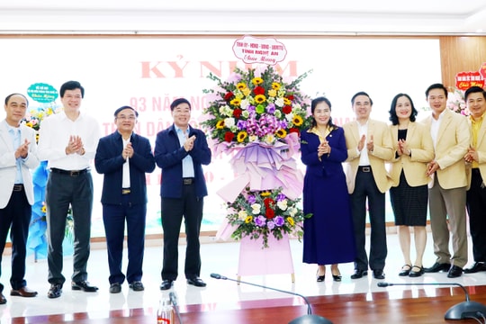 Thường trực Tỉnh ủy chúc mừng Ủy ban MTTQ tỉnh nhân ngày truyền thống Mặt trận Tổ quốc Việt Nam (18/11)