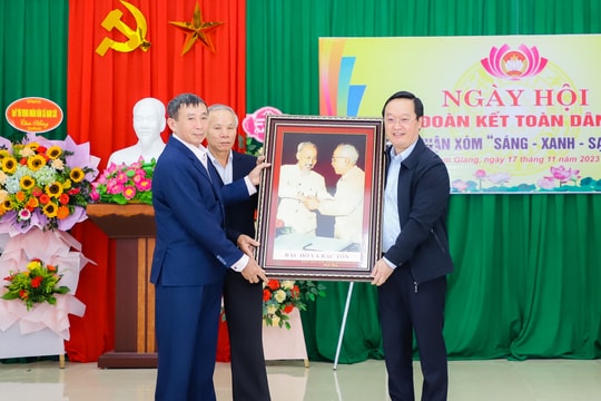 Chủ tịch UBND tỉnh Nguyễn Đức Trung dự Ngày hội Đại đoàn kết với nhân dân xóm 1, xã Nam Giang, huyện Nam Đàn