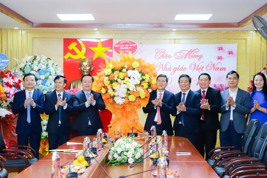 Chủ tịch UBND tỉnh Nguyễn Đức Trung chúc mừng Sở Giáo dục và Đào tạo, Hội Cựu giáo chức tỉnh nhân ngày Nhà giáo Việt Nam