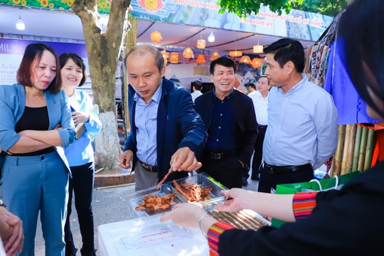 Khách hàng Hà Nội thích thú với các sản phẩm OCOP đến từ miền Tây Nghệ An 