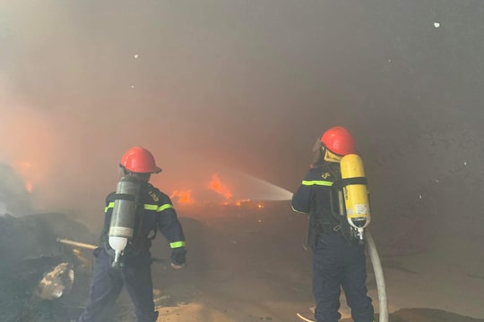 Khống chế đám cháy tại nhà xưởng trong Khu công nghiệp Nam Cấm