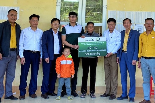 Trao 500 triệu đồng xây dựng nhà cho hộ nghèo tại Tương Dương