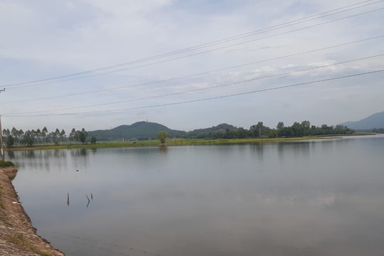 Lật thuyền khi đi đánh cá, 3 bố con ở Nghệ An bị đuối nước 