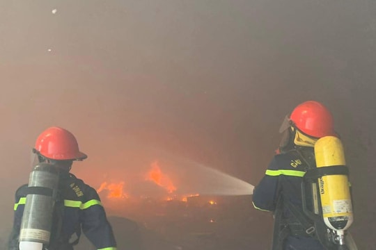 Cháy nhà xưởng đang thi công trong KCN Nam Cấm